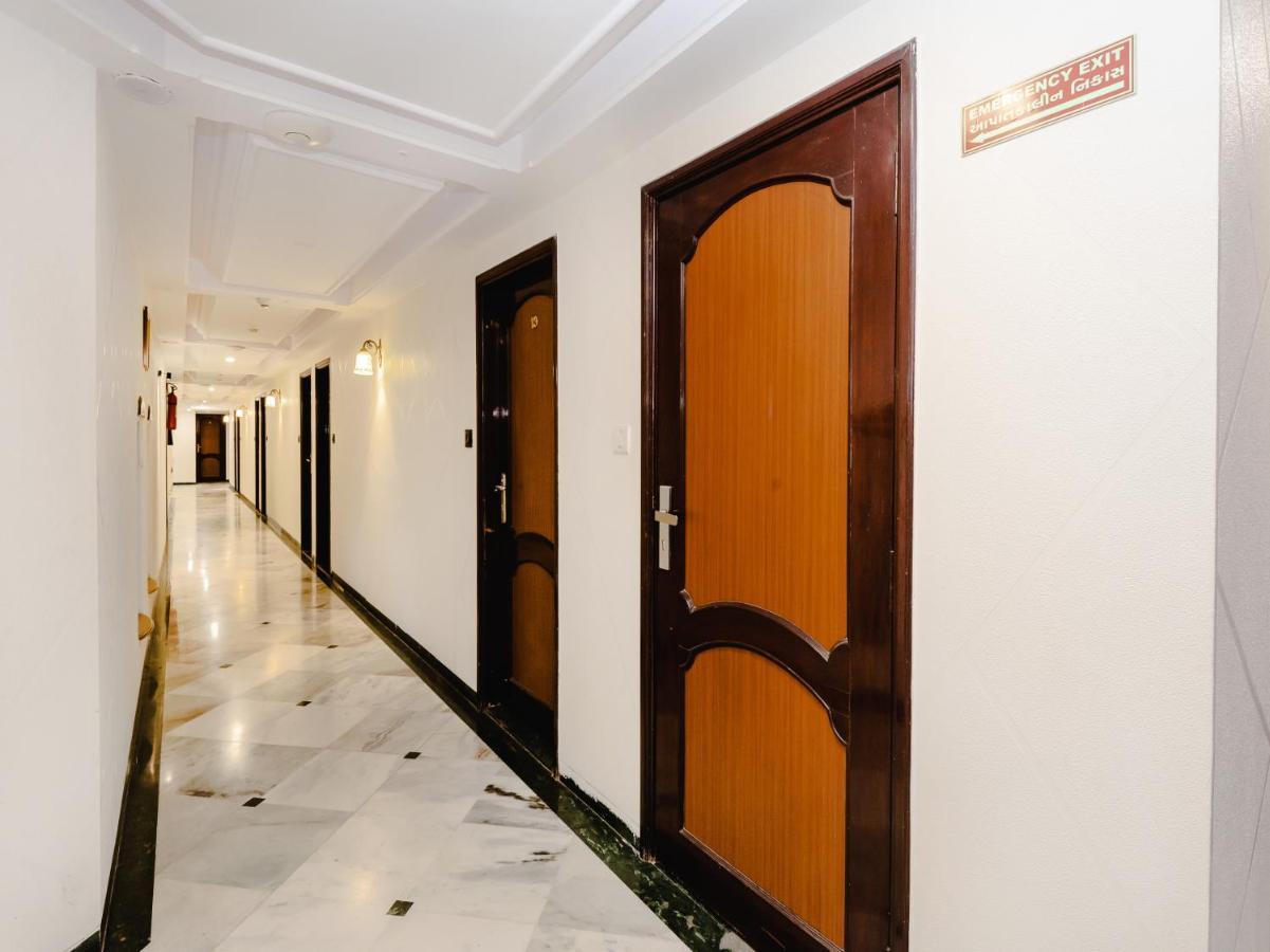 Hotel Galaxy Opp Surat Railway Station Exterior photo